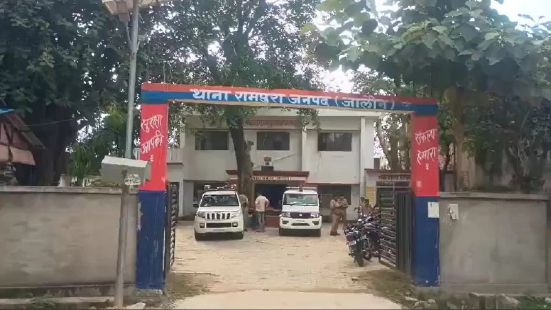 जालौन: धर्मपुरा जागीर में चोरों ने घर का ताला तोड़कर उड़ाये नकदी और जेवर
