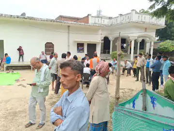 अंबेडकर नगर: बाइक फिसलने से सड़क पर गिरीं महिला टीचर, पीछे से आए वाहन ने कुचला, मौत