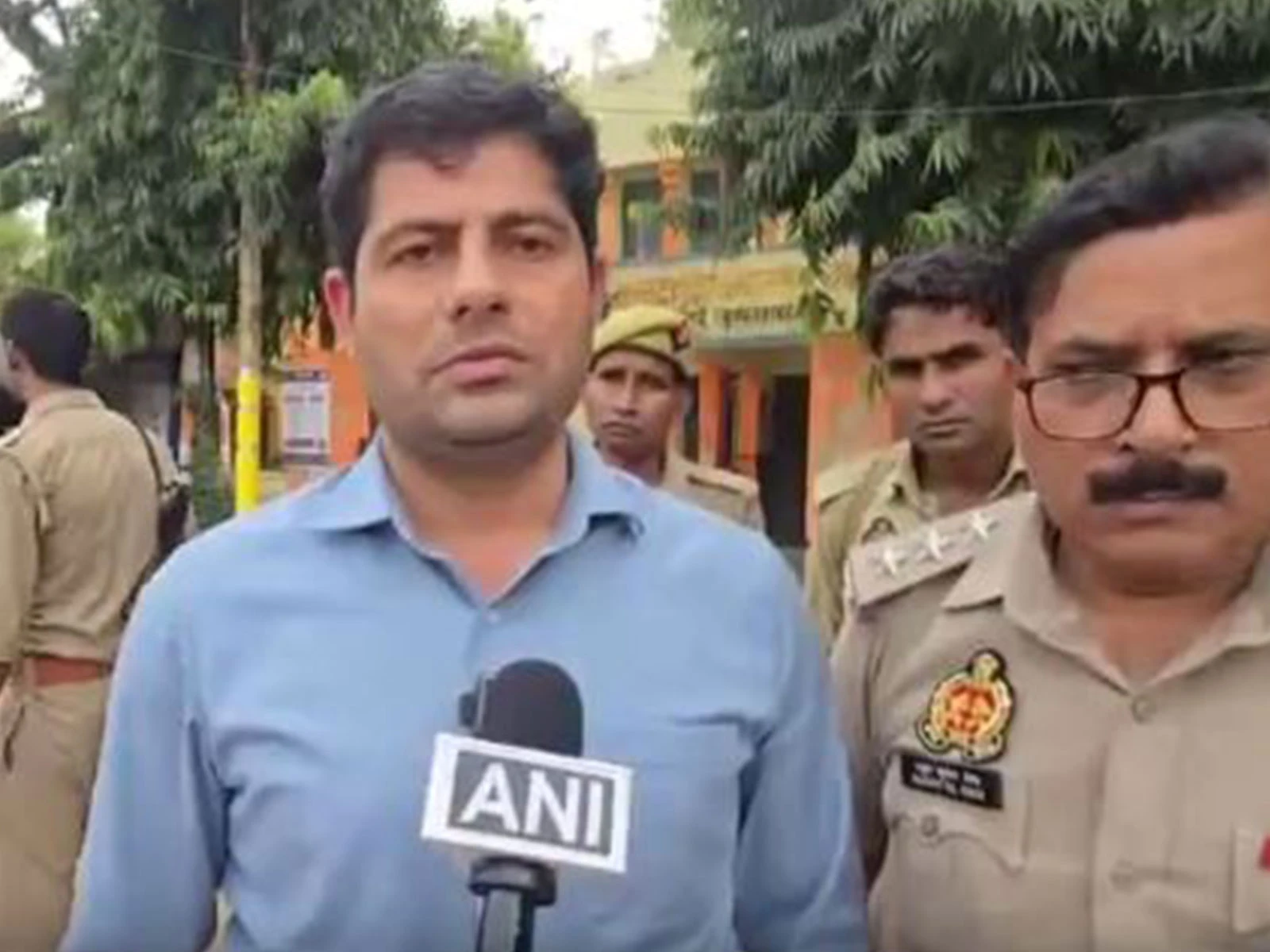 बुलंदशहर में भीषण सड़क हादसा: पेड़ से टकराई वैन, 5 श्रद्धालुओं की मौत