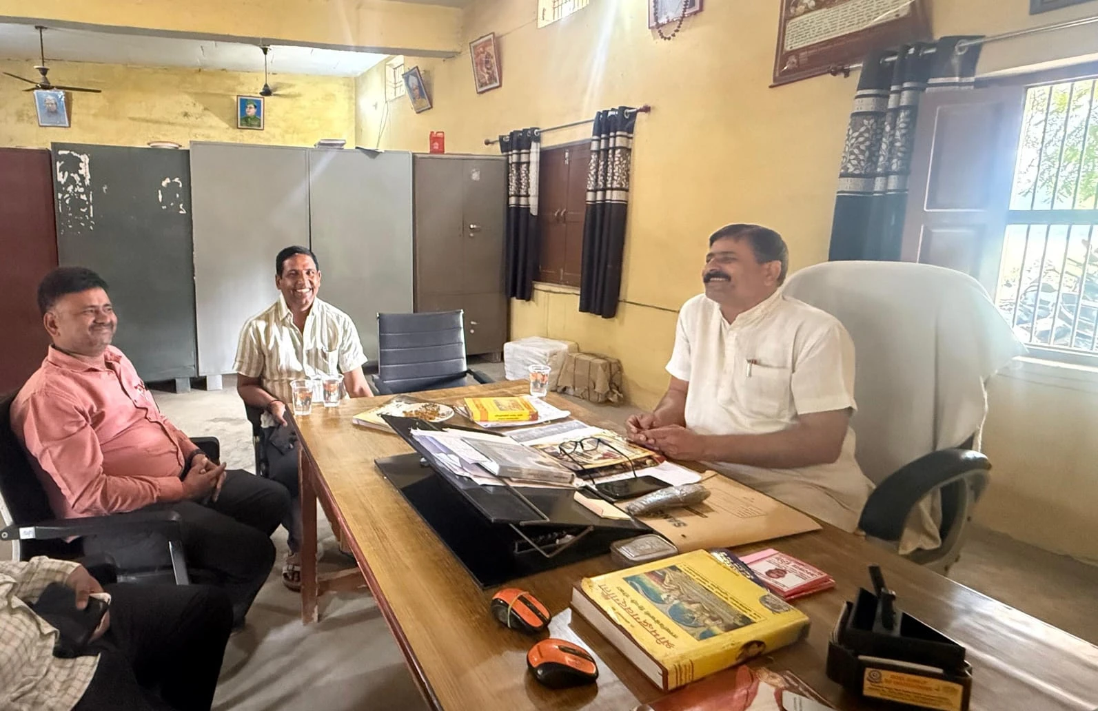 अमेठी: डॉ संजय त्रिपाठी के समर्थन में उतरे सपा प्रवक्ता राजेश मिश्रा, शिक्षकों से मांगा वोट