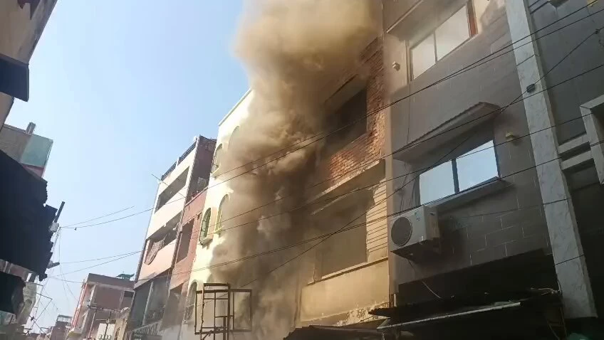 कानपुर: बाबूपुरवा में साइकिल सीट फैक्ट्री में भीषण आग, मची अफरा-तफरी