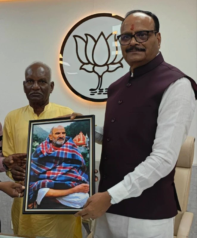 लखनऊ: डिप्टी सीएम ब्रजेश पाठक ने एससी एसटी कमीशन चेयरमैन से की मुलाकात