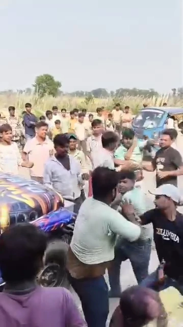 कानपुर: डीजे की आवाज को लेकर दो ऑपरेटरों में खूनी संघर्ष, सड़क पर जमकर चले लात-घूंसे