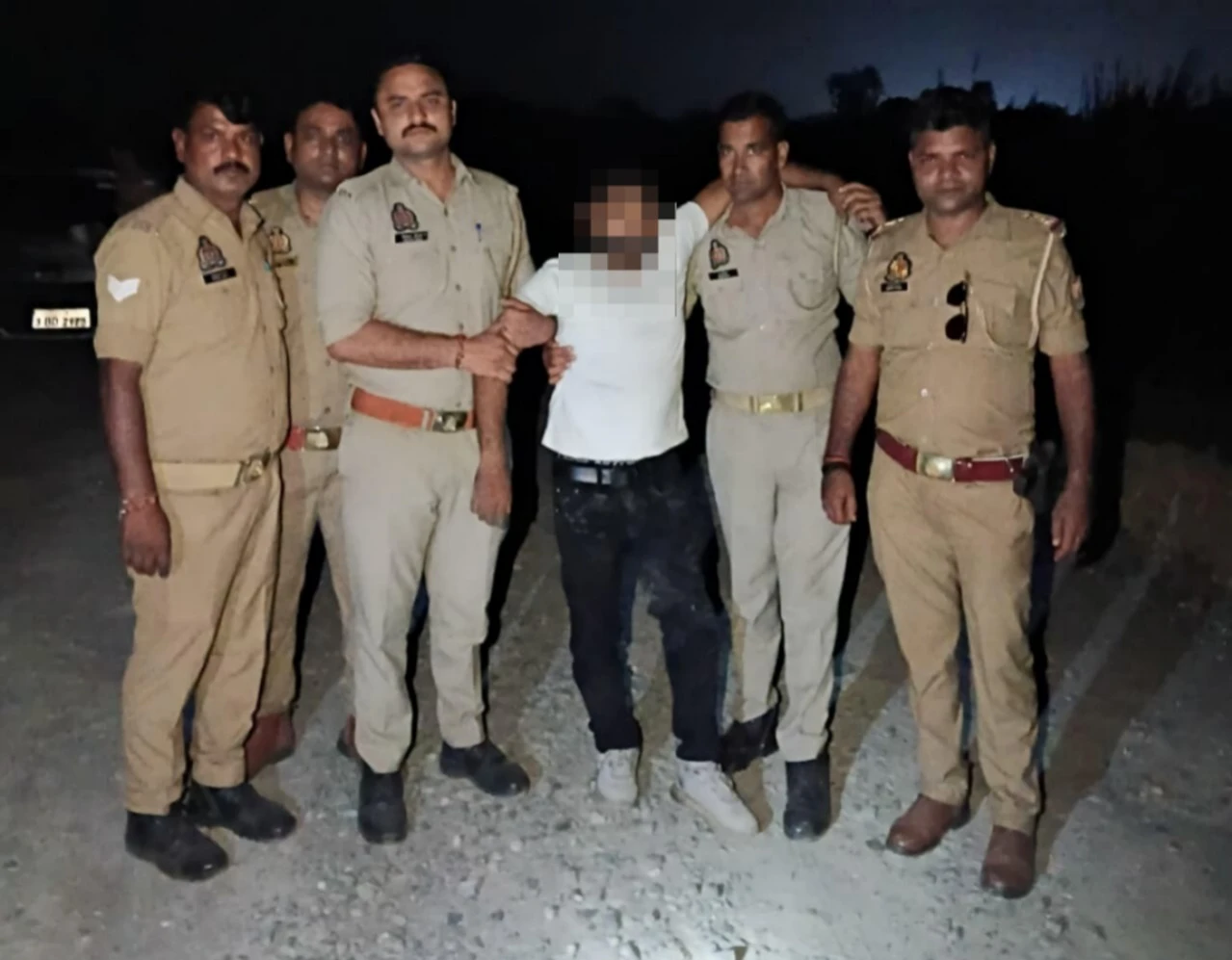 इटावा में पुलिस मुठभेड़: 33 मुकदमों वाला शातिर लुटेरा गिरफ्तार, पैर में लगी गोली