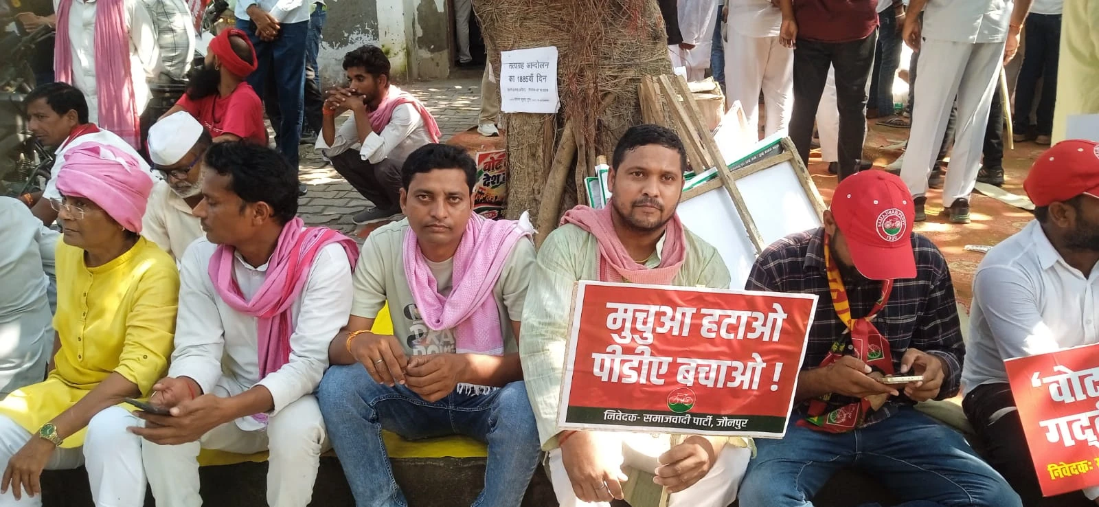 जौनपुर में सपा का जोरदार प्रदर्शन: पीएम मोदी और चुनाव आयुक्त का पुतला फूंका