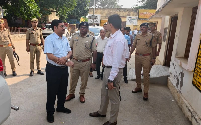 आगरा शिक्षक MLC चुनाव: धांधली के बाद तीन बूथों पर पुनर्मतदान शुरू, भारी पुलिस बल तैनात