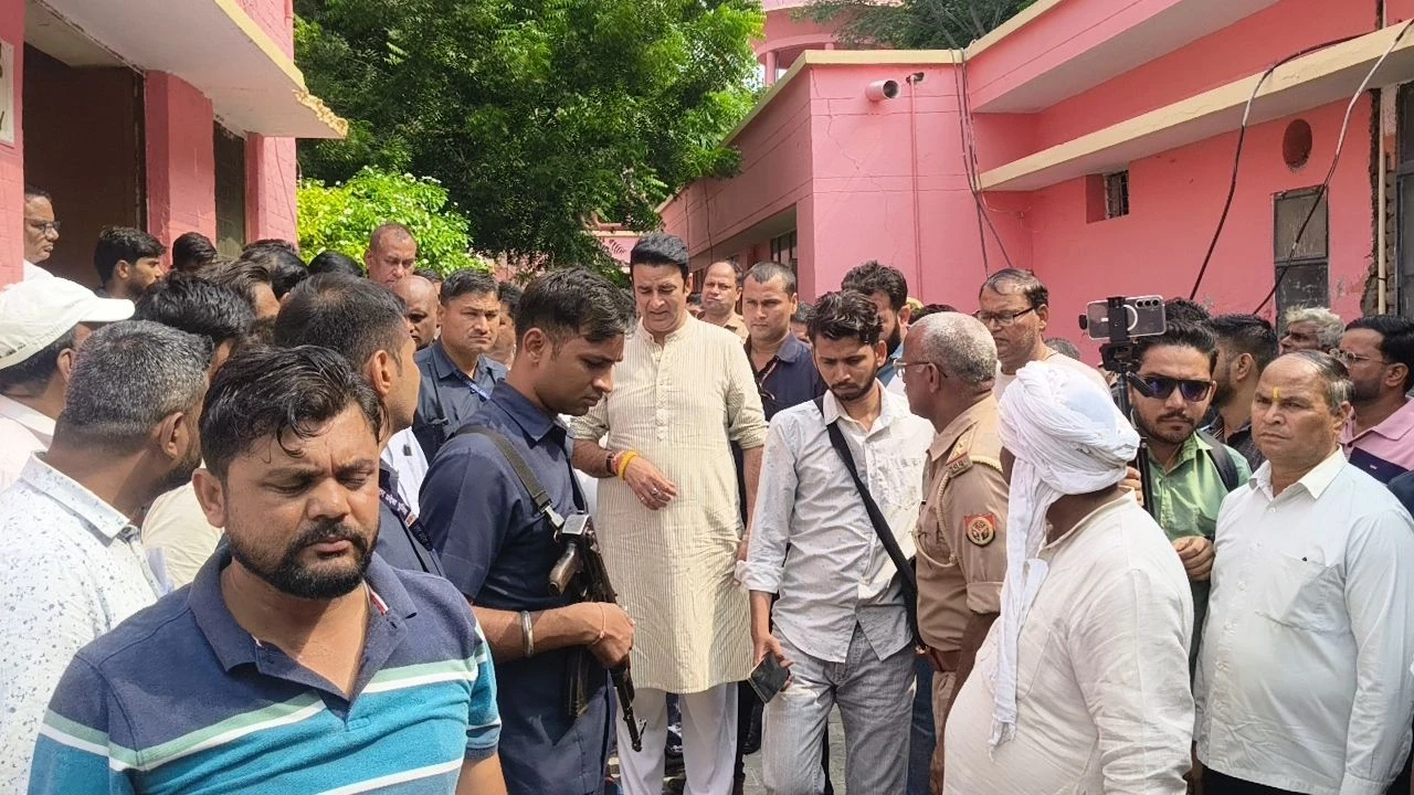 सहारनपुर सड़क हादसा: घायलों का हाल जानने पहुंचे पूर्व विधायक संगीत सोम
