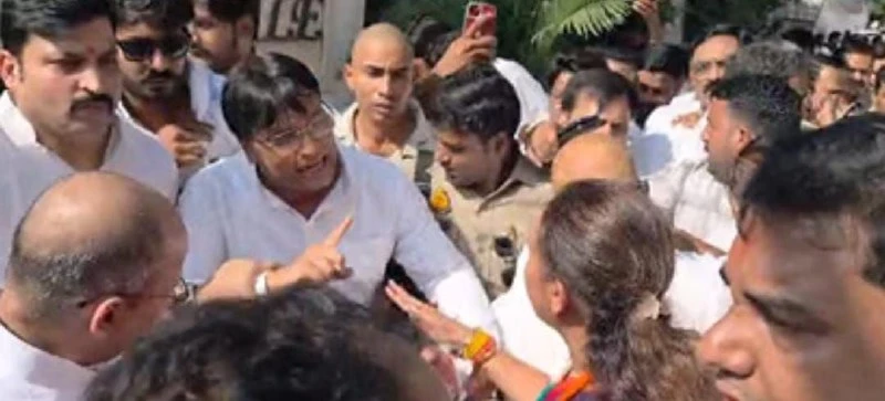 लखनऊ कांग्रेस दफ्तर में भारी बवाल: नए अध्यक्ष के कार्यभार ग्रहण समारोह में भिड़े नेता, चले जूते