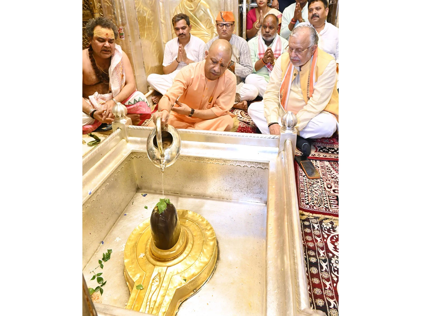 वाराणसी: सीएम योगी ने बाबा काल भैरव और काशी विश्वनाथ मंदिर में की पूजा-अर्चना