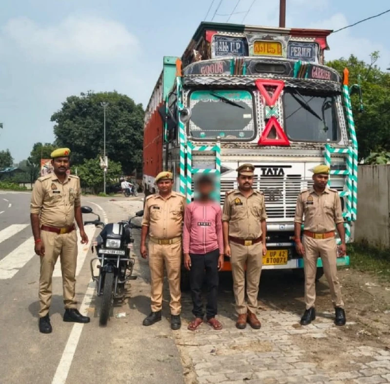 बाराबंकी: रामनगर पुलिस की बड़ी कार्रवाई, हिस्ट्रीशीटर गिरफ्तार, चोरी का ट्रक और बाइक बरामद