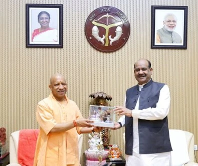 लोकसभा अध्यक्ष ओम बिरला ने लखनऊ में सीएम योगी आदित्यनाथ से की मुलाकात