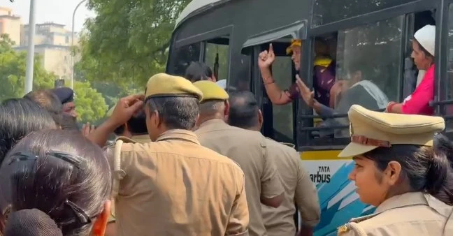 ग्रेटर नोएडा: प्रदर्शन की तैयारी में जुटे किसानों और सपा नेताओं को पुलिस ने हिरासत में लिया