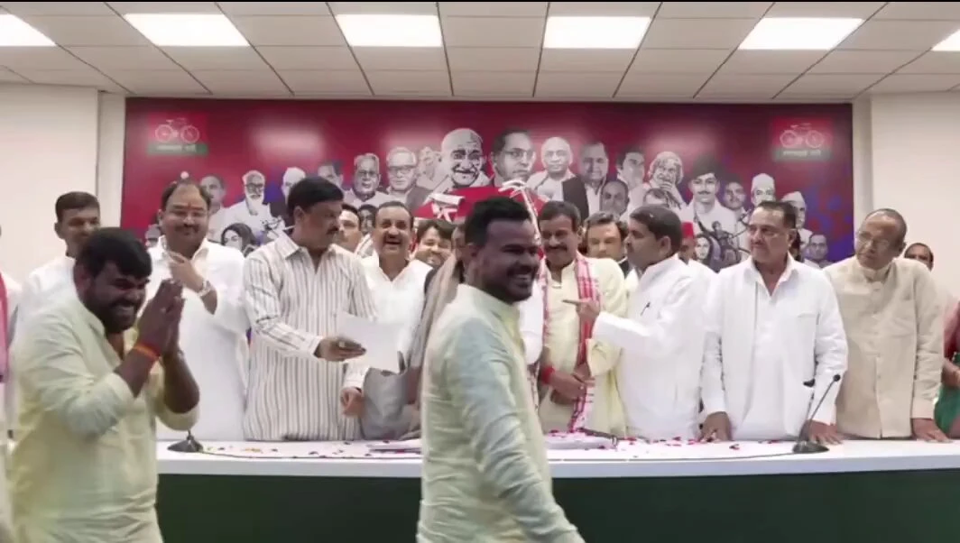 गोंडा: ब्लॉक प्रमुख भवानी भीख शुक्ला ने पांच बेटों संग थामा सपा का दामन
