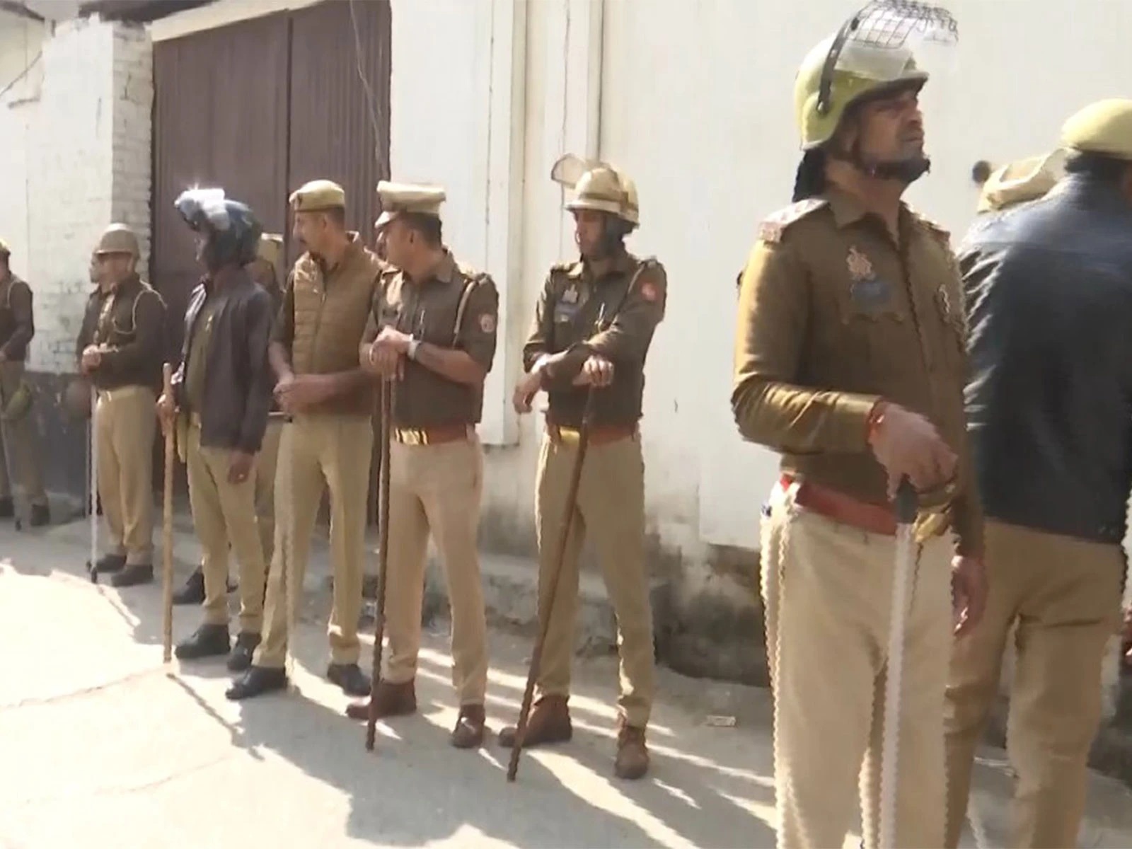 लखनऊ में अंतरराष्ट्रीय वन्यजीव तस्कर गिरफ्तार, 14 करोड़ के 7 दुर्लभ बाज बरामद