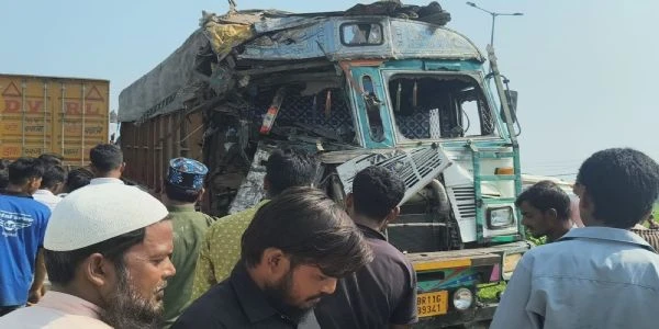 एनएच-327ई पर दो ट्रकों की आमने-सामने भिड़ंत, तीन लोग गंभीर रूप से घायल