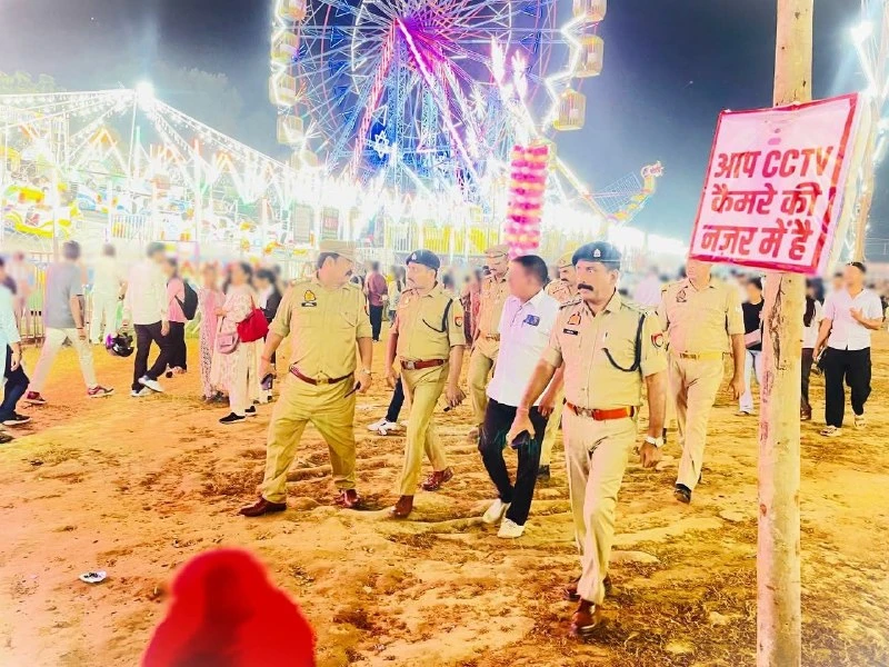 शाहजहाँपुर: OCF रामलीला मेले में पुलिस का सख्त पहरा, सुरक्षा व्यवस्था का लिया जायजा