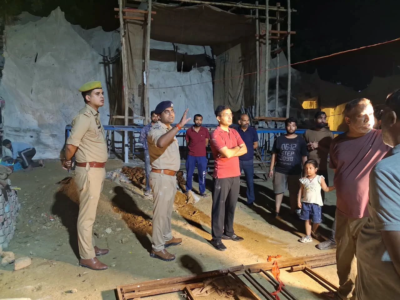 बाराबंकी: कोतवाली नगर के मेलों और पंडालों में पुलिस ने जांची सुरक्षा, दिए कड़े निर्देश