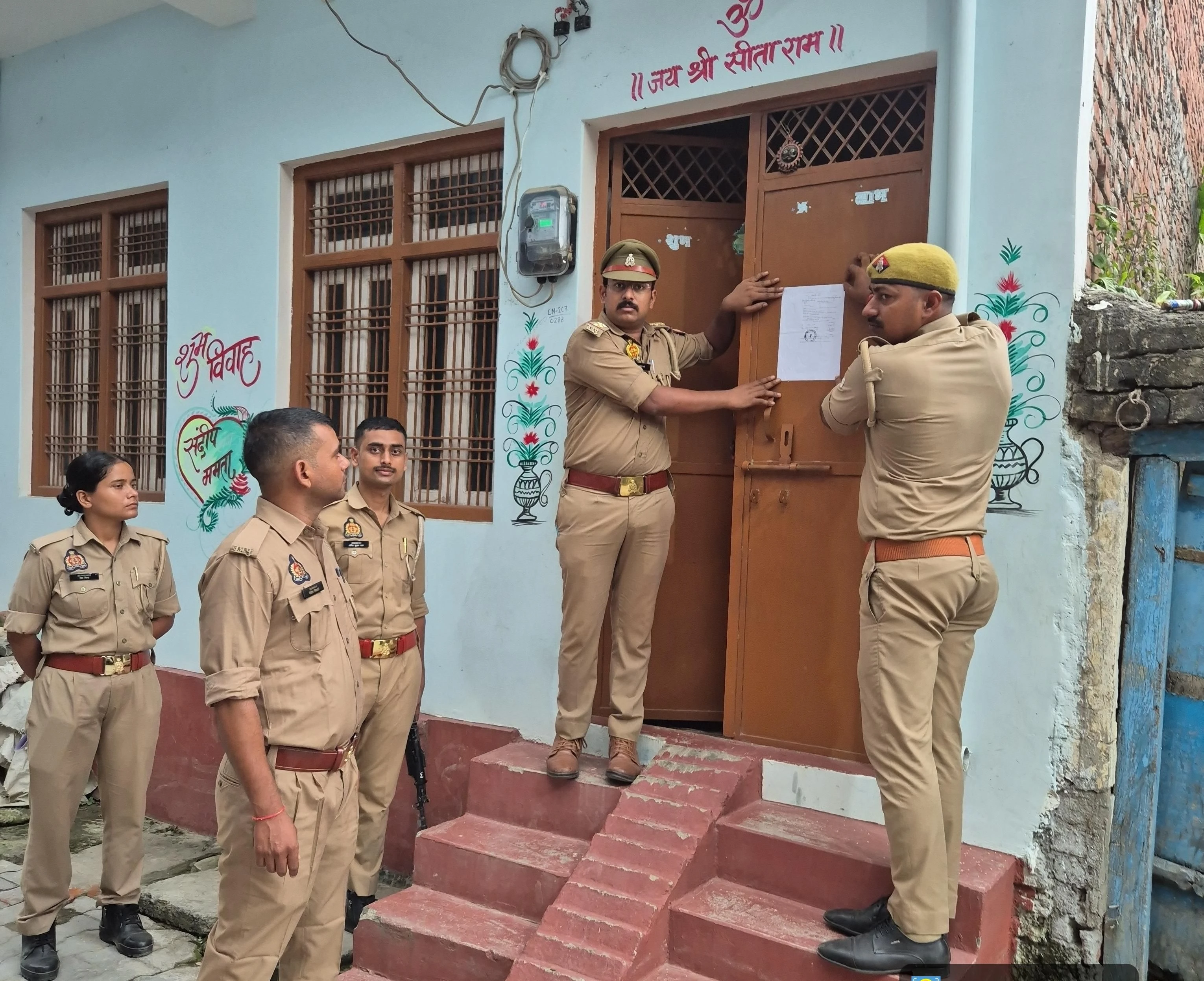 अज़मगढ़: गैंगस्टर एक्ट के फरार आरोपी के घर पहुंची पुलिस, मुनादी कर दी संपत्ति कुर्की की चेतावनी