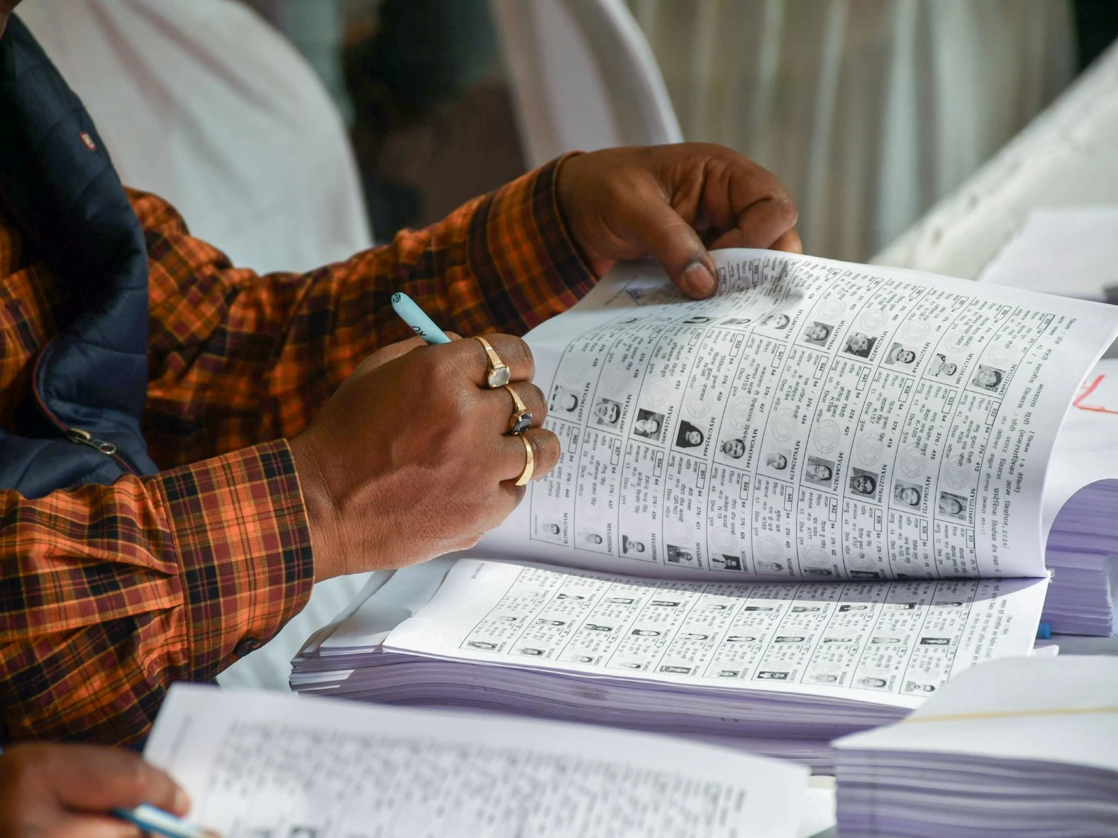आगरा शिक्षक निर्वाचन में गड़बड़ी: 6 अधिकारी निलंबित, 21 अन्य पर कार्रवाई के आदेश