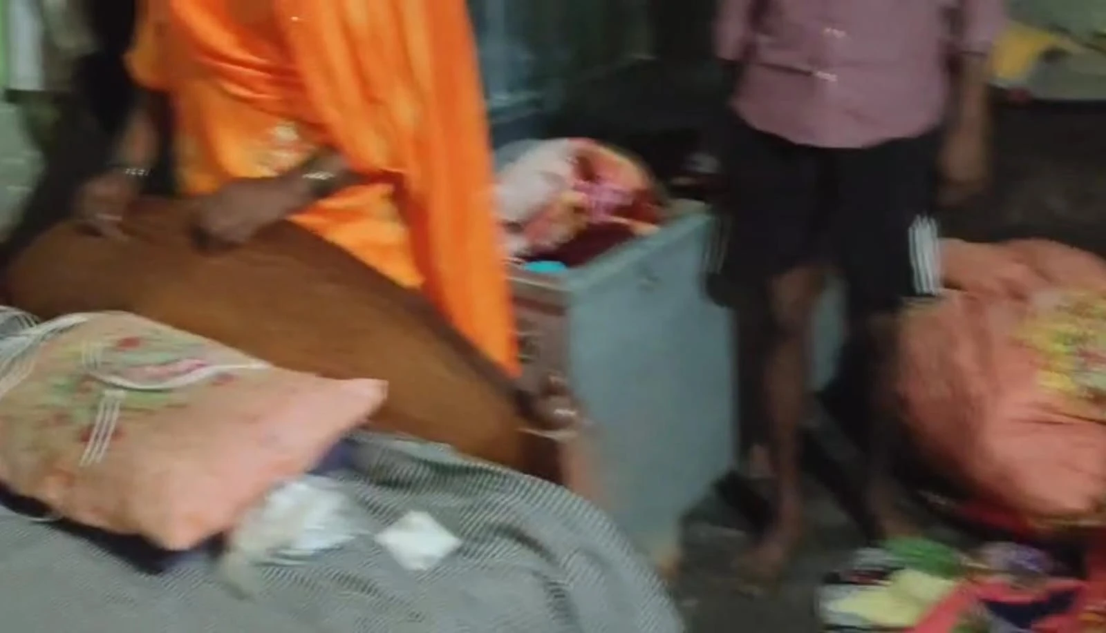 चंदौली: घर में घुसे चोरों ने लाखों के जेवर उड़ाए, रोकने गए बीमार किशोर को पीटा