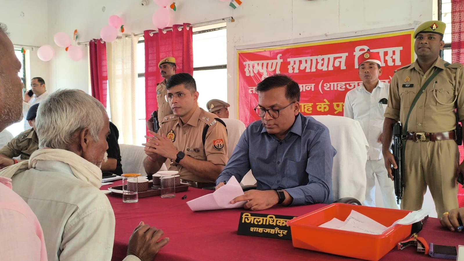 शाहजहाँपुर: डीएम ने संपूर्ण समाधान दिवस में सुनीं जनसमस्याएं, मौके पर किया निस्तारण