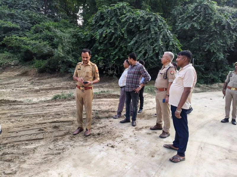 बाराबंकी: मूर्ति विसर्जन से पहले अवधनेश्वर मंदिर में सुरक्षा जांच, अधिकारियों ने परखी तैयारी