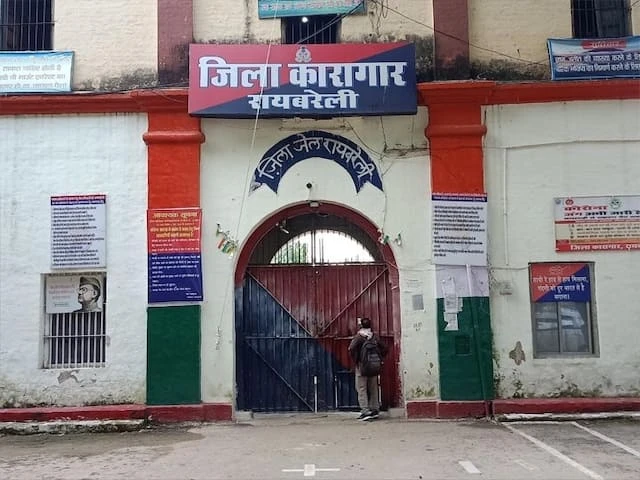 अयोध्या दीपोत्सव की तैयारी: रायबरेली जेल के बंदी बना रहे हजारों दीये