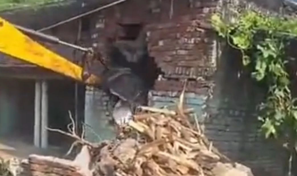 बहराइच: सरकारी जमीन पर कब्जा करने वालों पर चला बुलडोजर, 4 अवैध निर्माण ध्वस्त