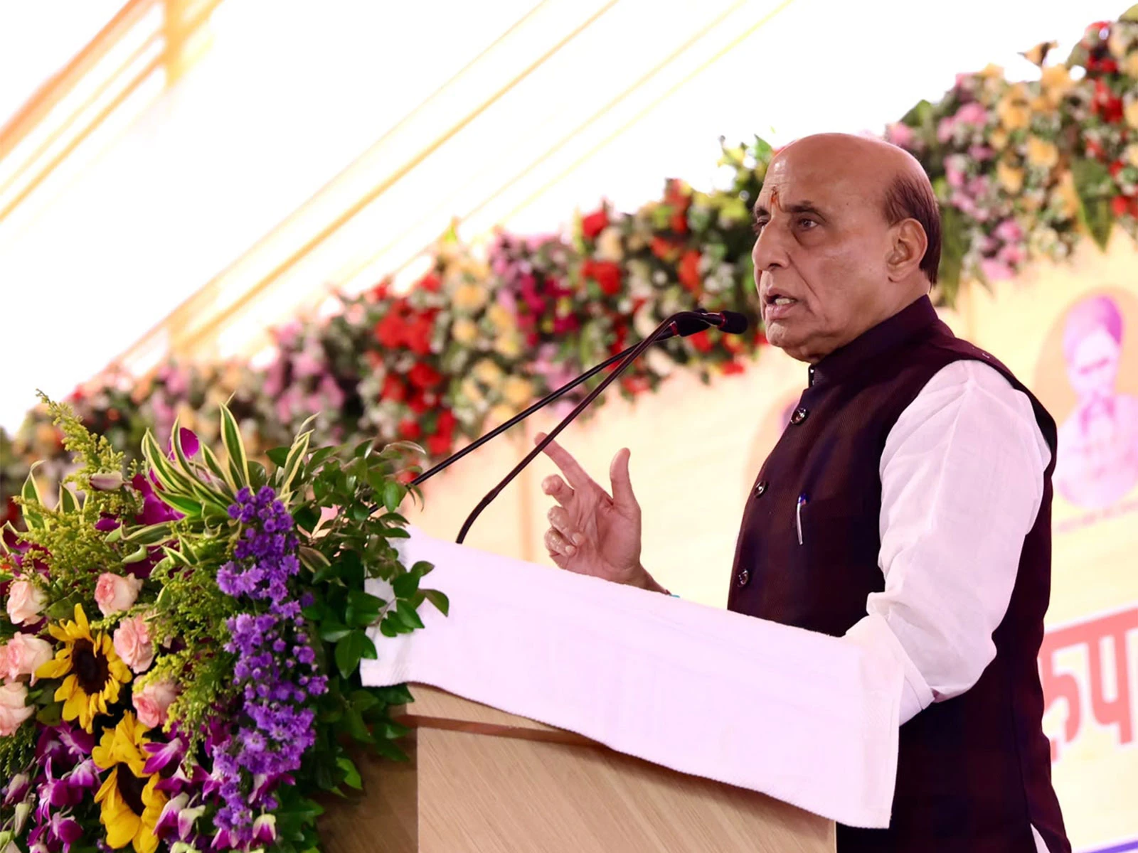अयोध्या: स्कूलों में अनिवार्य हो वैदिक गणित और संस्कृत, राजनाथ सिंह ने जताई इच्छा