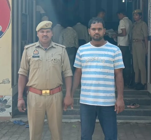 आजमगढ़: फर्जी दस्तावेजों के सहारे दो पासपोर्ट बनवाने वाला युवक गिरफ्तार