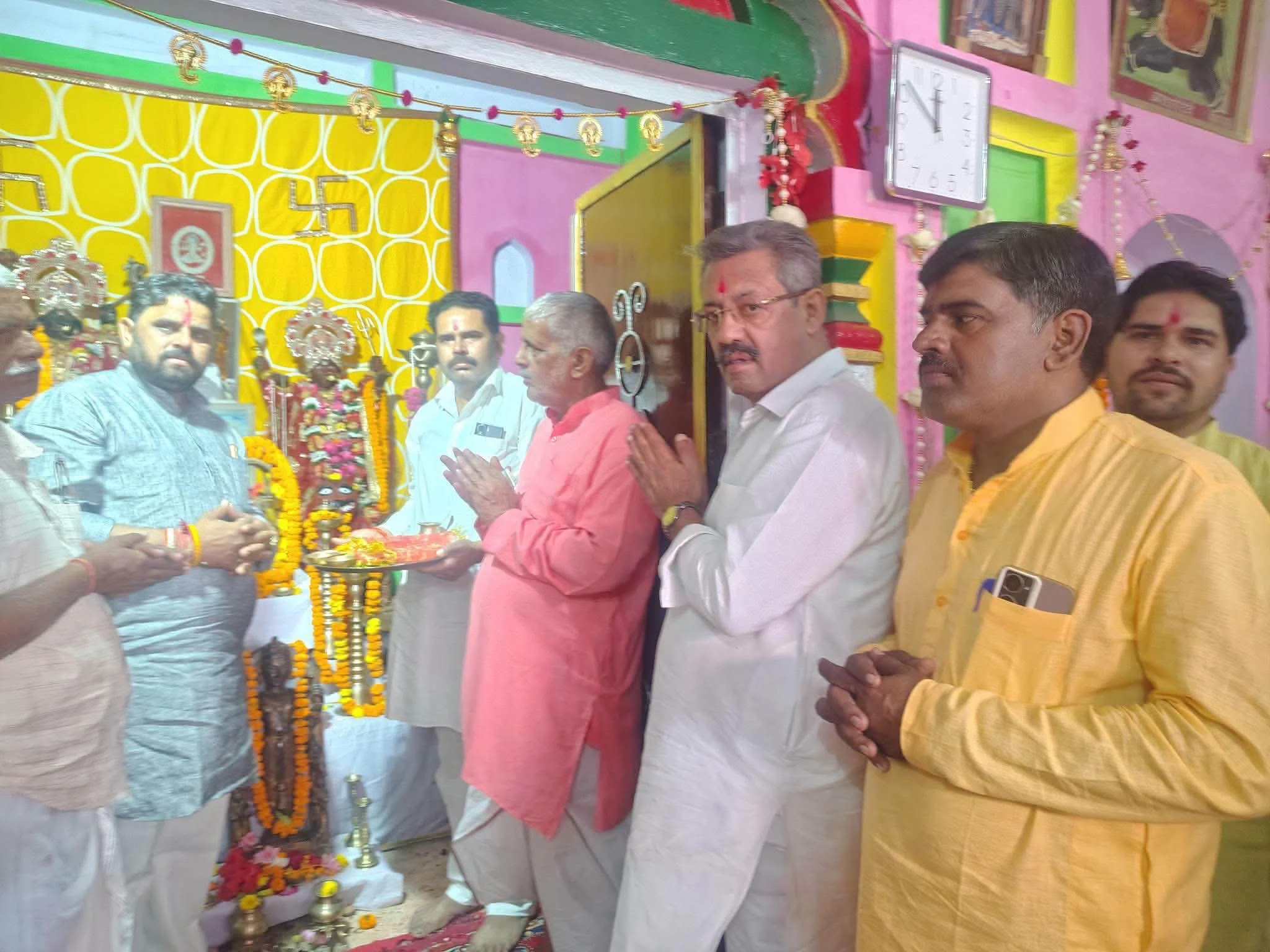 शाहजहाँपुर: पूर्व MLC कुंवर जयेश प्रसाद ने कुरिया कलां के प्राचीन देवी मंदिर में टेका मत्था