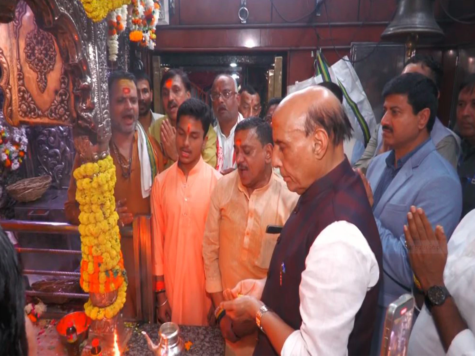 वाराणसी: रक्षा मंत्री राजनाथ सिंह ने संकट मोचन और काल भैरव मंदिर में टेका मत्था