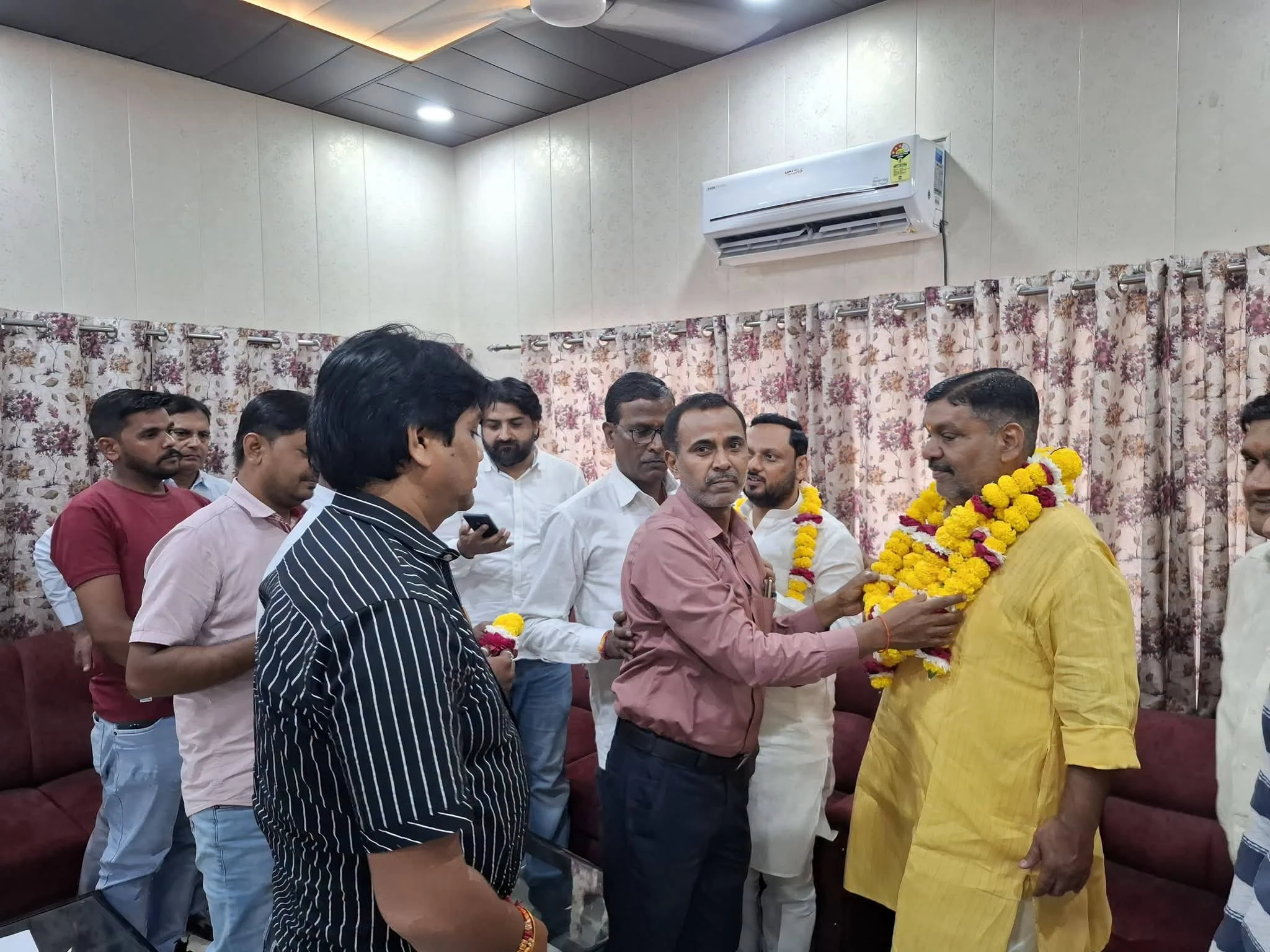 बाराबंकी: पूर्व मंत्री अरविंद कुमार सिंह गोप ने कंती सिंह के लिए किया जोरदार प्रचार