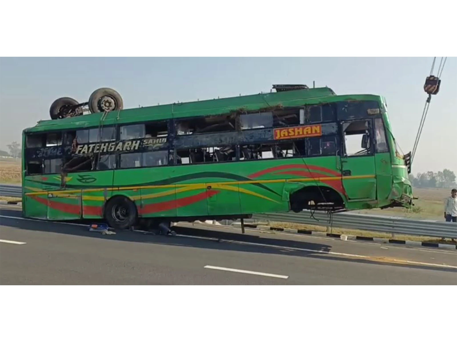 संभल: गंगा एक्सप्रेसवे पर पलटी बिहार जा रही ओवरलोडेड बस, 20 से ज्यादा यात्री घायल