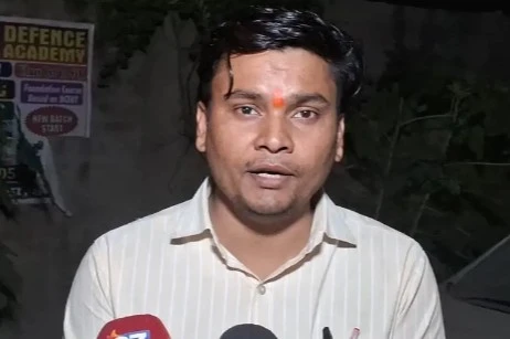 इटावा बस स्टैंड पर रोडवेज बस ने खड़ी कार को मारी टक्कर, मालिक ने लगाया जानलेवा हमले का आरोप