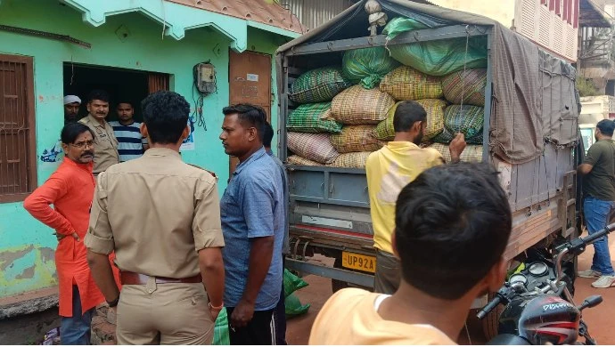 जालौन में पुलिस की बड़ी कार्रवाई, गोदाम से 200 बोरी 'काशी' गुटखा जब्त
