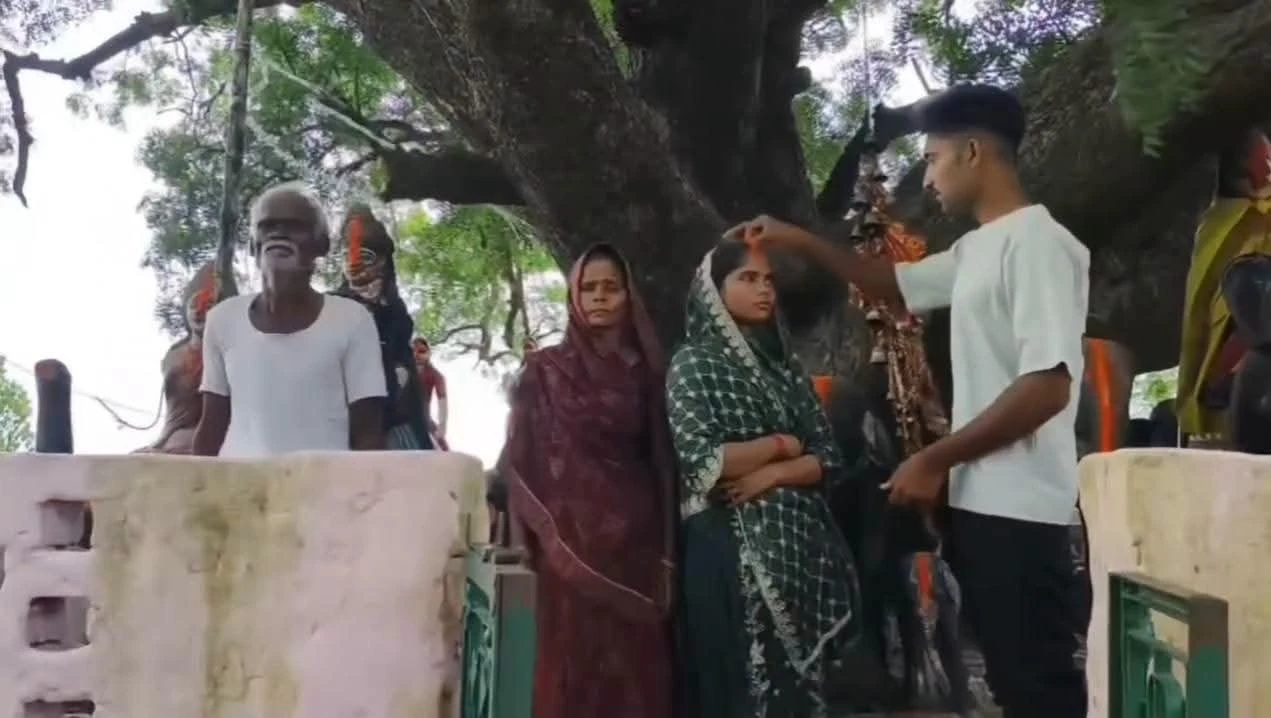 अंबेडकर नगर: प्रेमी जोड़े की मुलाकात पर मचा हंगामा, फिर मंदिर में हुई शादी