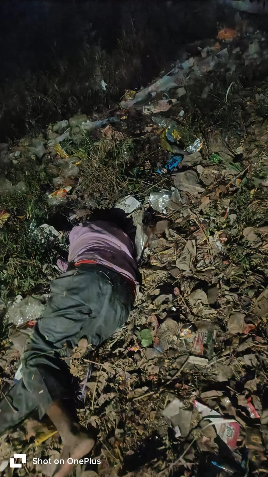 जौनपुर: बेकाबू मोटरसाइकिल पेड़ से टकराई, पिता की मौत और बेटा गंभीर घायल