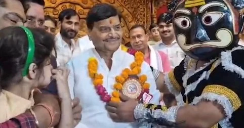इटावा रामलीला: जब रावण ने शिवपाल यादव और उनके पोते की गर्दन पर टिकाई तलवार