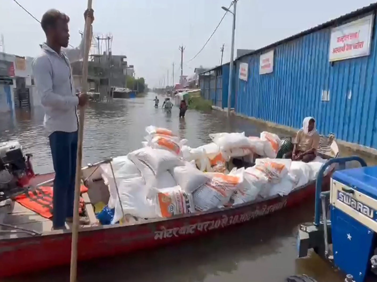 लखनऊ में बाढ़ का कहर: जलमग्न इलाकों में नावों से पहुंचाया जा रहा राशन और जरूरी सामान