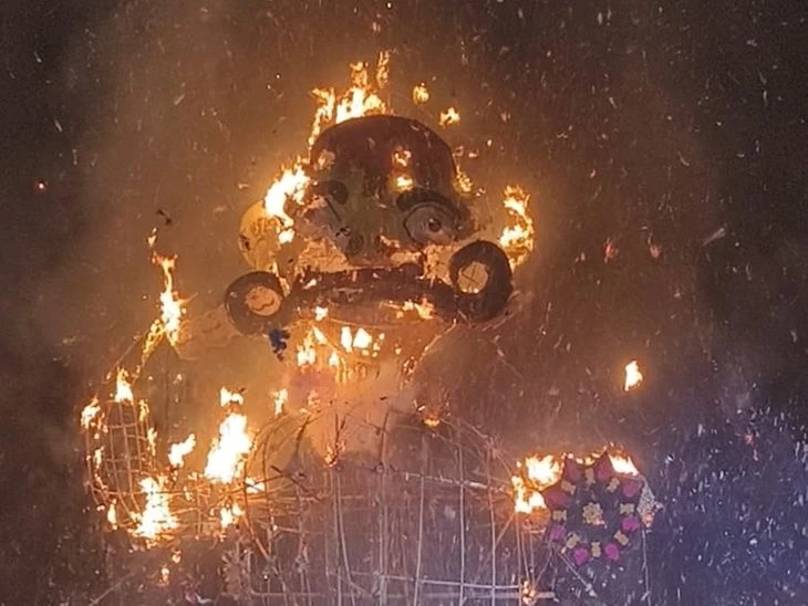 मेरठ: रामलीला मैदान में 120 फुट के रावण का दहन, 2 घंटे तक गूंजती रही आतिशबाजी