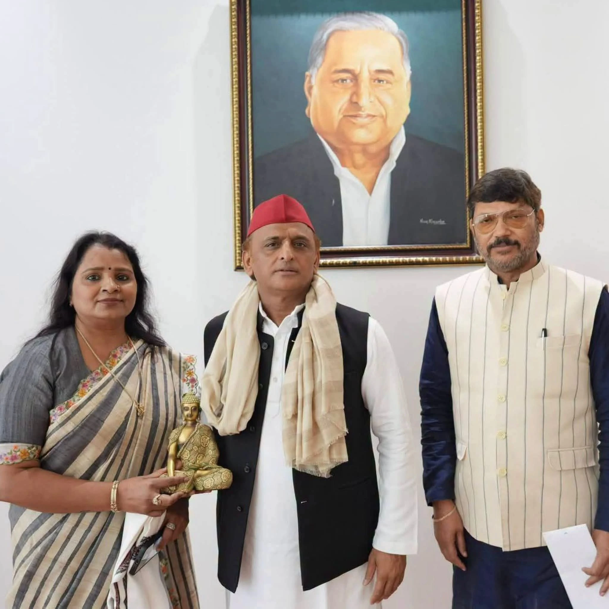 जलालबाद सीट पर सपा की हलचल: अखिलेश यादव से मिले नीरज मौर्य, रश्मि मौर्य बन सकती हैं उम्मीदवार