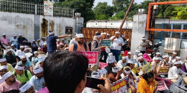 शिक्षक भर्ती आरक्षण विसंगति: शिक्षा मंत्री के आवास पर अभ्यर्थियों का प्रदर्शन, पुलिस ने हिरासत में लिया