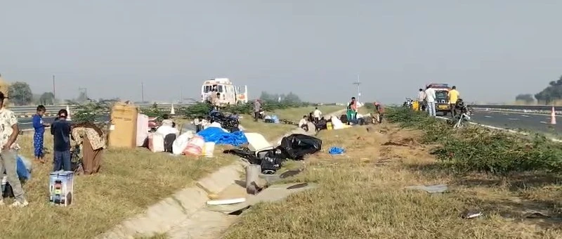 गंगा एक्सप्रेसवे पर हादसा: बिहार जा रही बस पलटी, 25 से ज्यादा यात्री घायल