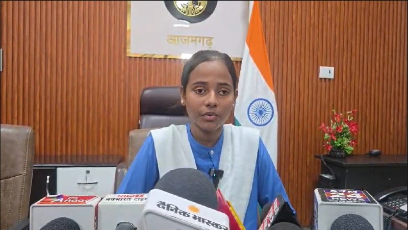 आजमगढ़: मिशन शक्ति के तहत छात्रा खुशी सिंह बनीं एक दिन की डीएम, सुनीं जन-समस्याएं