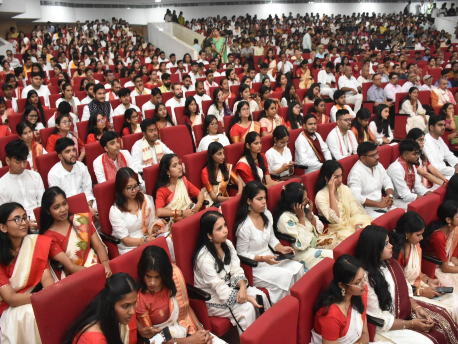 BHU में पहली बार गूंजी मेधावियों की तालियां, एकेडमिक एक्सीलेंस अवॉर्ड्स में 332 टॉपर सम्मानित