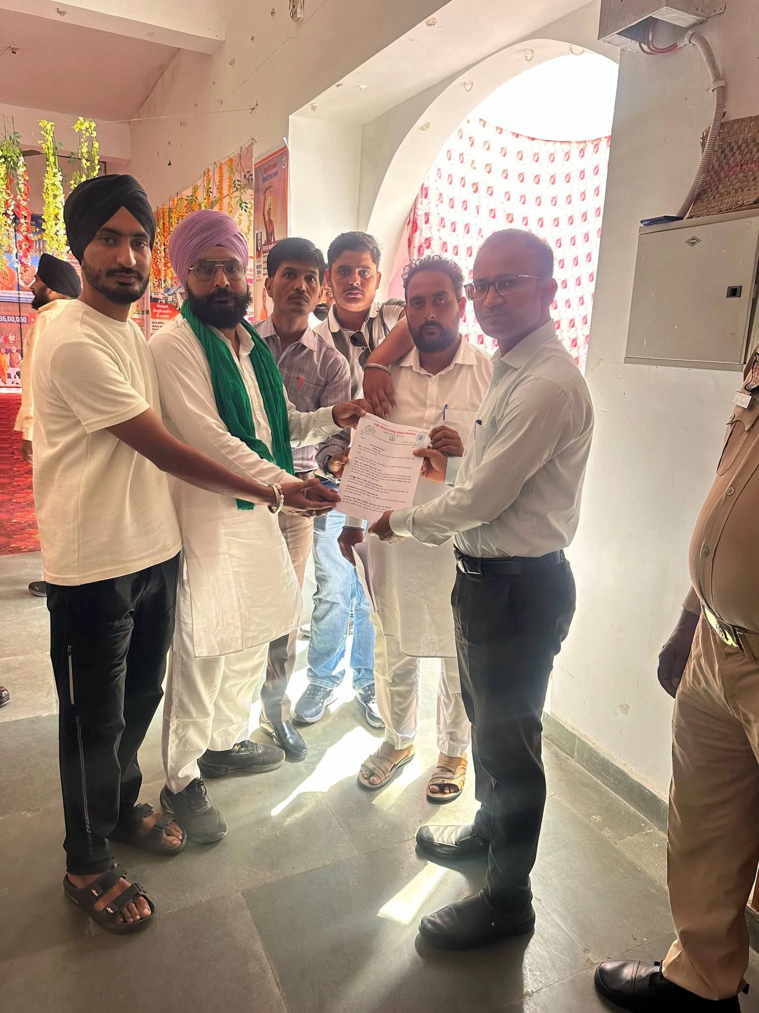 लखीमपुर खीरी: धान खरीद की समस्याओं को लेकर ADM को सौंपा ज्ञापन