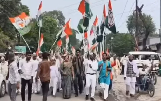 अंबेडकर नगर: वोटर लिस्ट से नाम हटाने पर भड़की कांग्रेस, कलेक्ट्रेट पर किया जोरदार प्रदर्शन