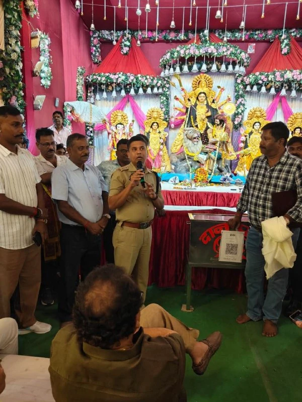 आगरा: नवरात्रि और दशहरा पर सुरक्षा सख्त, डीसीपी ने पंडालों का लिया जायजा