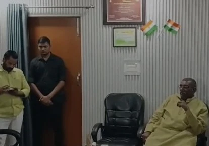 सीतापुर: मेडिकल लापरवाही और पुलिस की सुस्ती पर भड़के मंत्री सुरेश राही, अधिकारियों की क्लास लगाई
